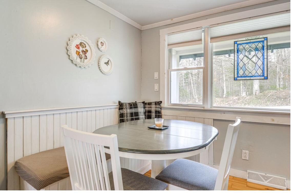Dining nook with round table
